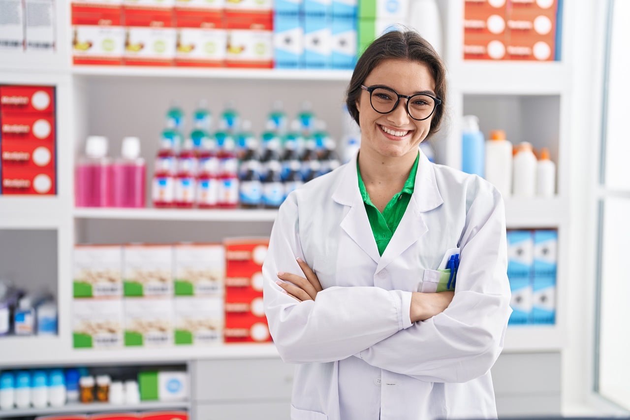 Farmacéutica sonriendo en su farmacia